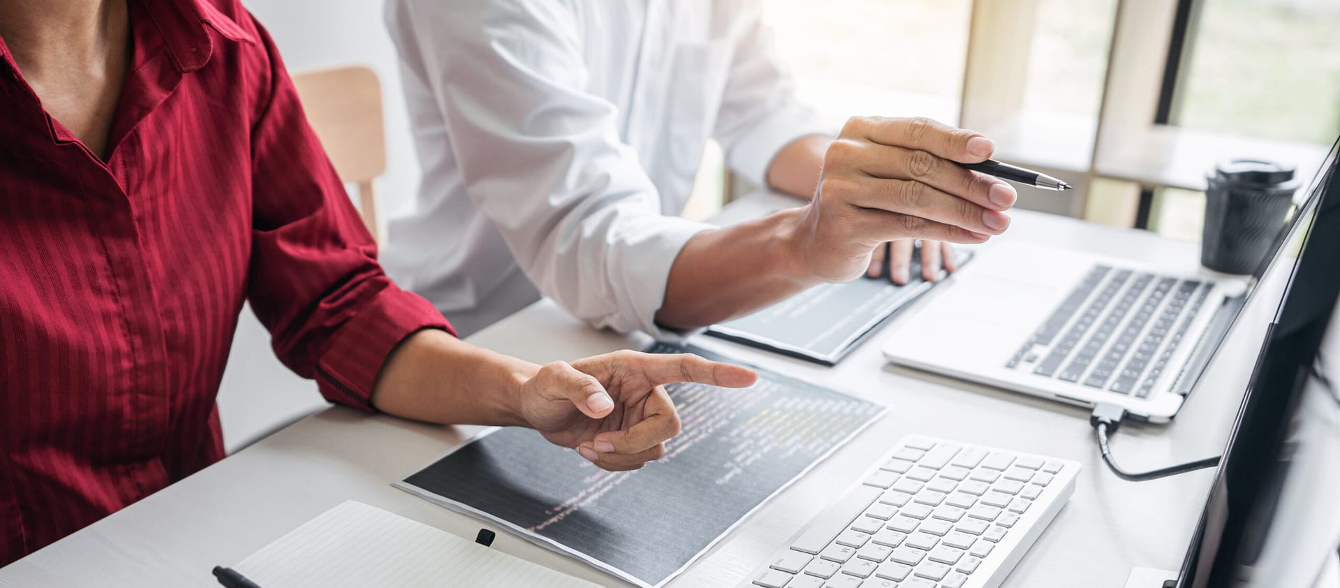 Dois programadores profissionais cooperando e trabalhando no projeto de um site em um desenvolvimento de software em computador desktop na empresa, códigos e digitando código de dados, Programando com HTML, PHP e javascript.