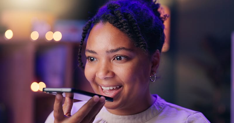 Mulher, noite e falando no celular para nota de voz, gravação e alto-falante ou microfone no aplicativo online em ho.