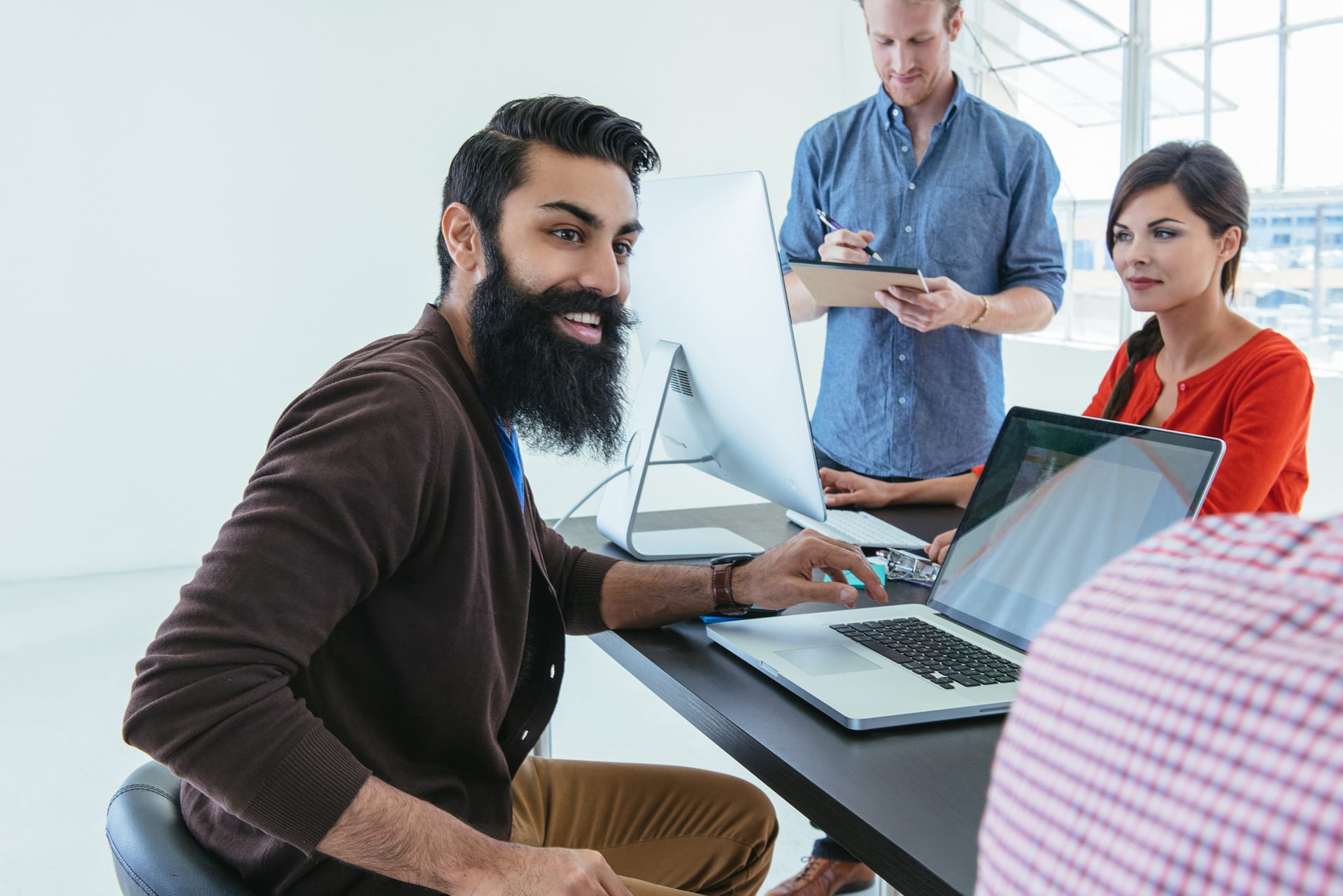 Pessoas de negócios em reunião de brainstorming